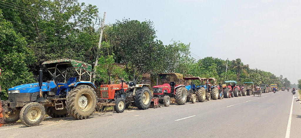 তেলের অপেক্ষায় ট্রাক্টরের দীর্ঘ লাইন, বিপাকে গাংনীর চাষিরা