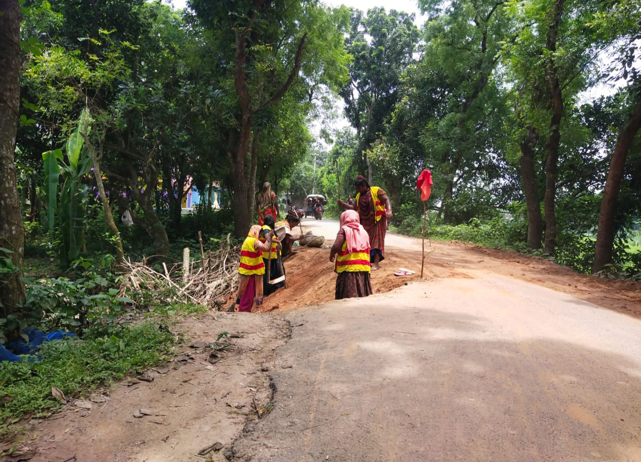 সংবাদের পরই গাংনীতে ভাঙা রাস্তা মেরামতের কাজ শুরু