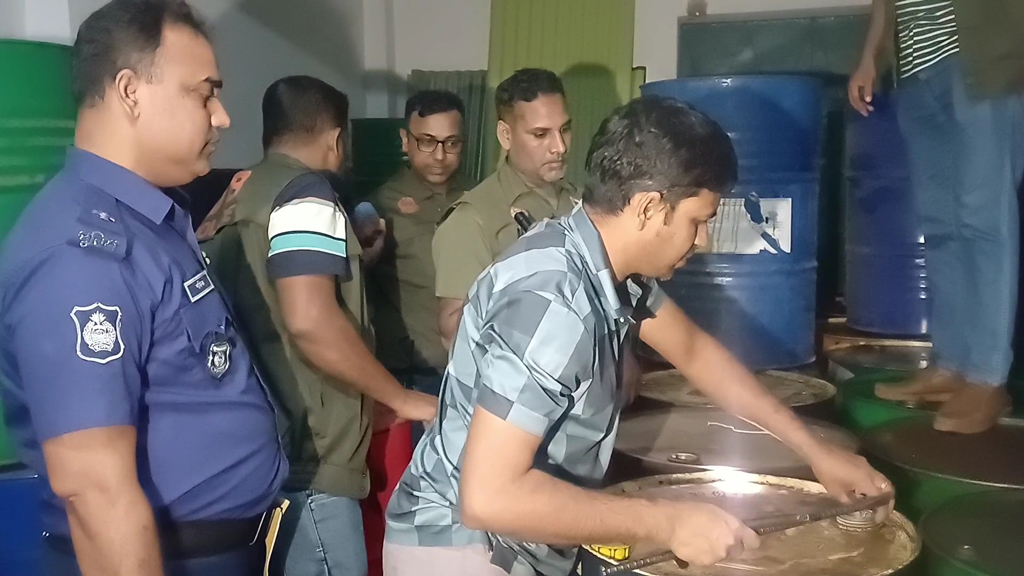 মেহেরপুরে পৃথক অভিযানে ৫ হাজার ৮০০ লিটার ডিজেল জব্দ, আটক ২