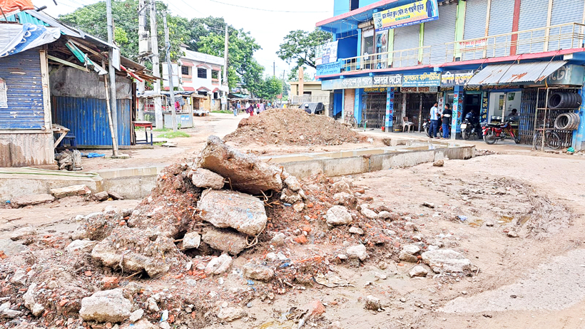 মহেশপুর পৌরসভা: সড়ক-নালা সংস্কারকাজে
ধীরগতি, বাড়ছে দুর্ভোগ