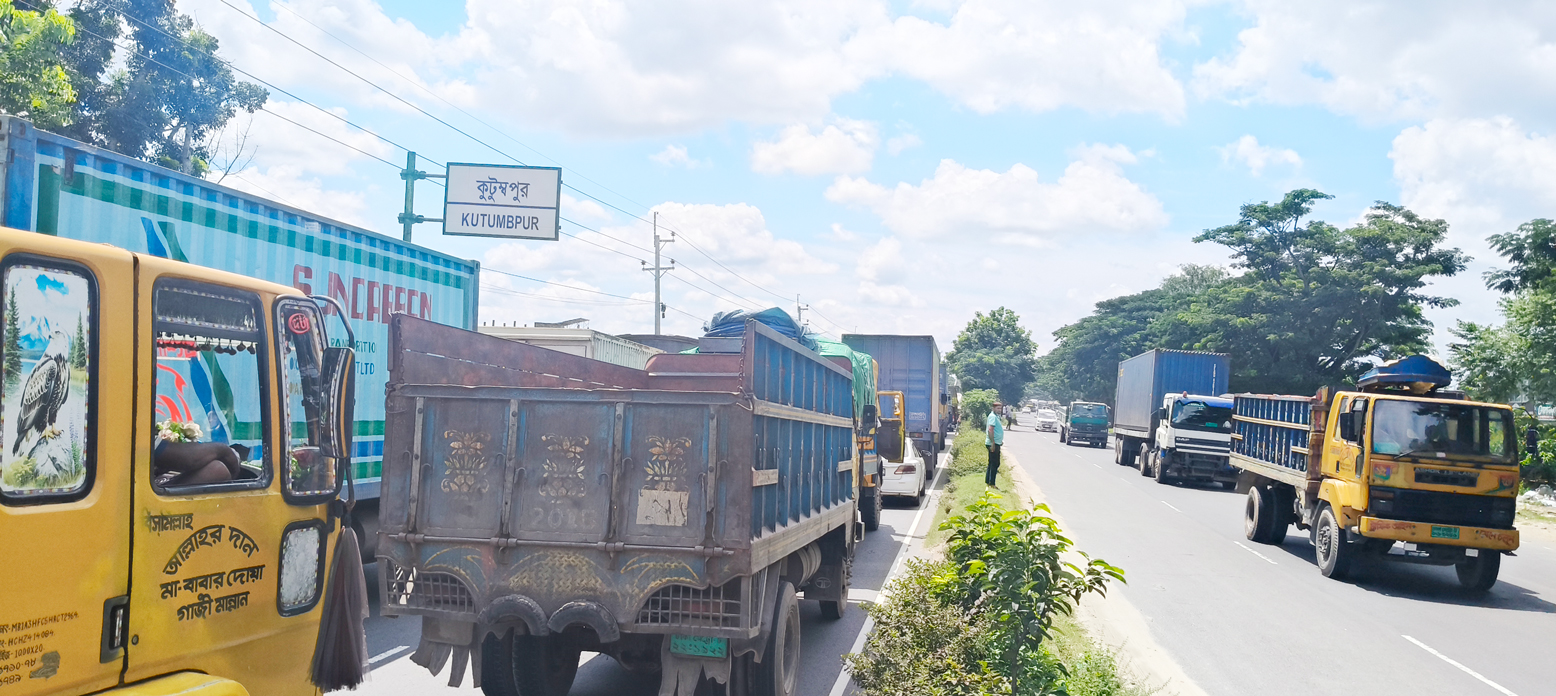 সংস্কারকাজে ঢাকা-চট্টগ্রাম মহাসড়কে দীর্ঘ যানজটের সৃষ্টি হয়েছে। ছবি: আজকের পত্রিকা