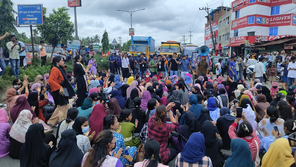 স্থায়ী ক্যাম্পাসের দাবিতে মহাসড়ক অবরোধ করে ফেনী ইউনিভার্সিটির শিক্ষার্থীদের বিক্ষোভ