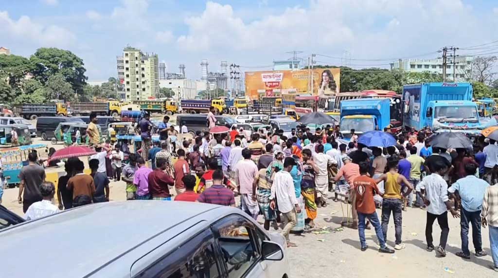 মেঘনা থেকে অবৈধভাবে মাটি কাটা বন্ধের দাবিতে ঢাকা-সিলেট মহাসড়ক অবরোধ, দীর্ঘ যানজট