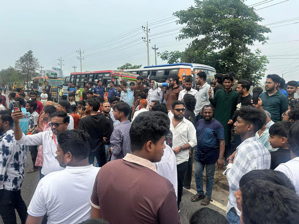 কুমিল্লার চান্দিনায় ফুটওভারব্রিজের দাবিতে মহাসড়ক অবরোধ, এমপির আশ্বাসে প্রত্যাহার