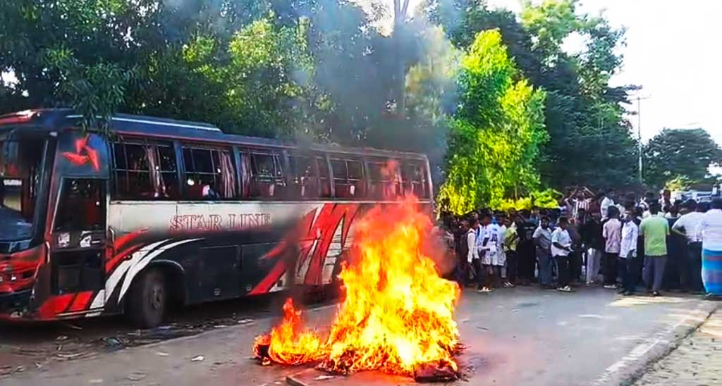 সাতকানিয়ায় বাসের ধাক্কায় স্কুলছাত্রী আহত, মহাসড়ক অবরোধ ও বাস ভাঙচুর