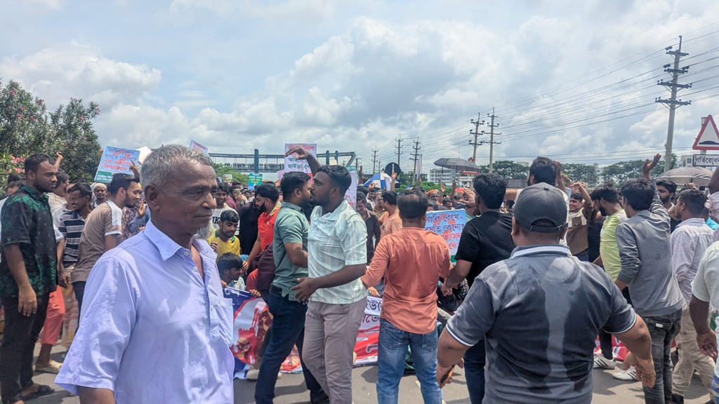কেরানীগঞ্জে এক্সপ্রেসওয়ের স্টেশনের রুট পরিবর্তনের দাবিতে মহাসড়ক অবরোধ