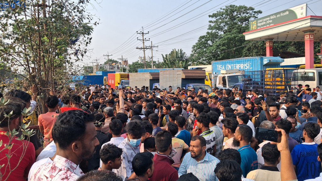 ৪ ঘণ্টা পর ঢাকা-ময়মনসিংহ মহাসড়ক অবরোধ প্রত্যাহার করলেন গাড়িচালকেরা