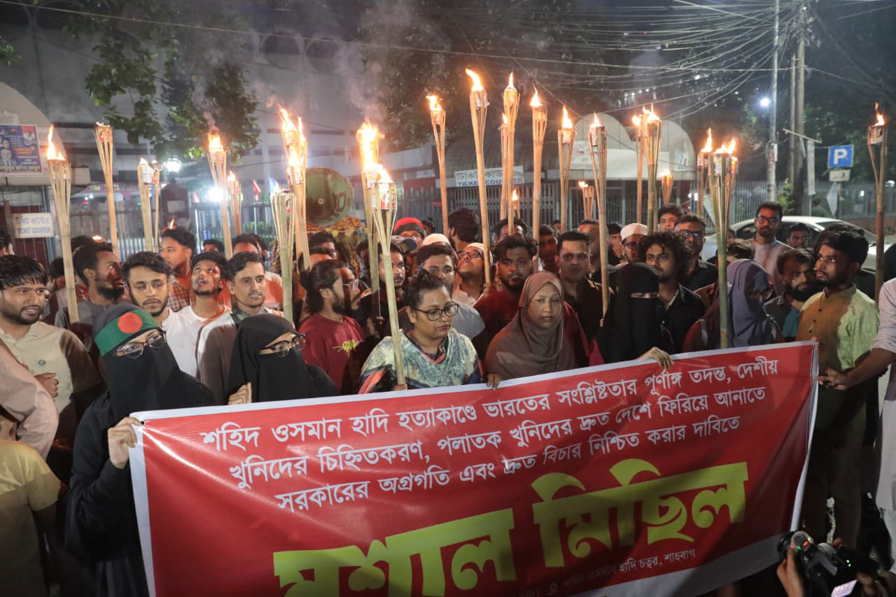 হাদি হত্যার বিচার দাবিতে ইনকিলাব মঞ্চের মশালমিছিল