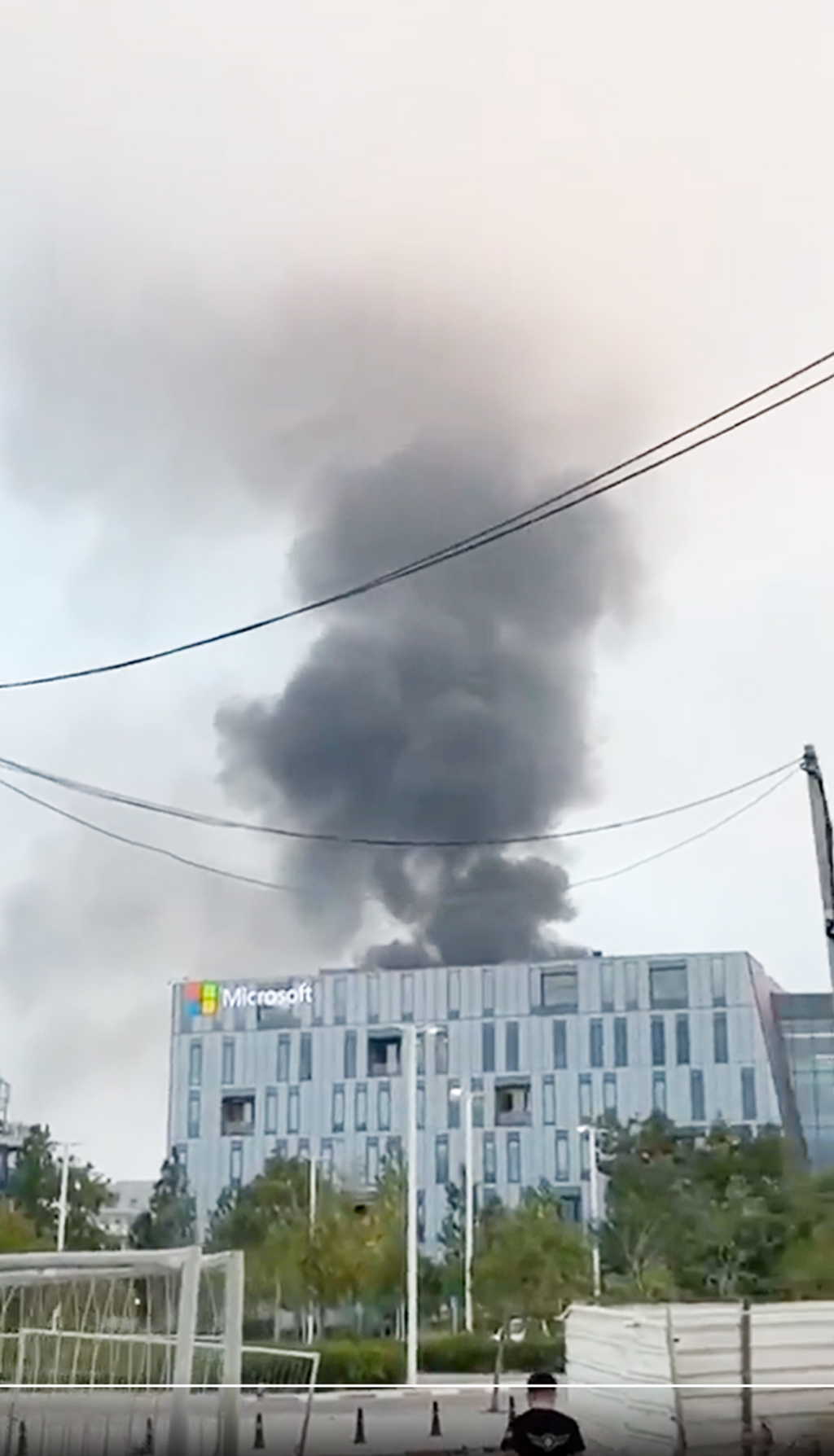 মাইক্রোসফটের কার্যালয়ের কাছে দাউ দাউ করে আগুন জ্বলতে দেখা গেছে। ছবি: স্ক্রিনশট