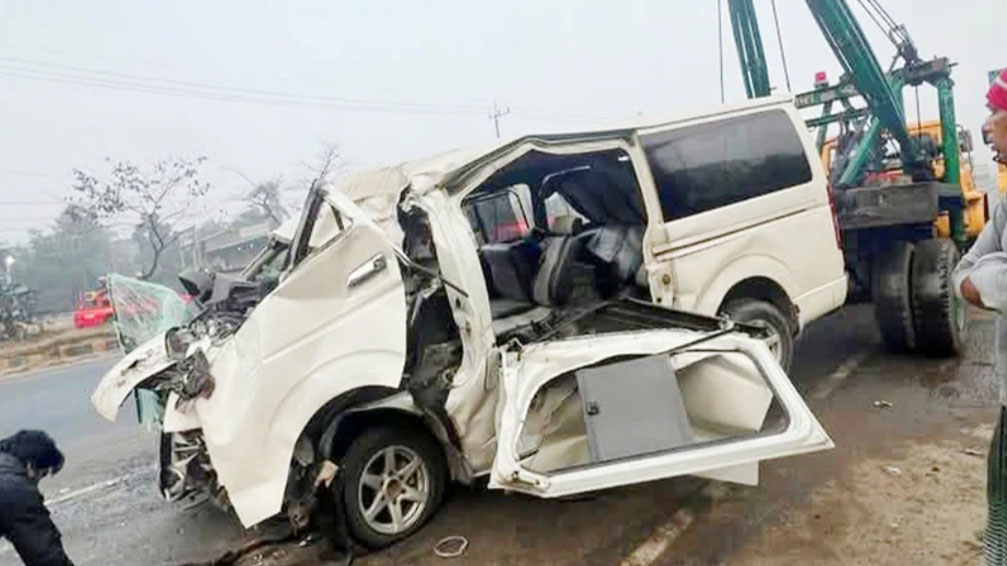 সীতাকুণ্ডে দাঁড়িয়ে থাকা ট্রাকে মাইক্রোবাসের ধাক্কায় নিহত ২