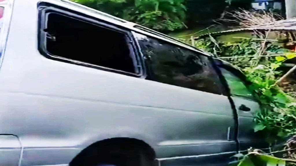 চায়ের দোকান ভেঙে খাদে পড়ল মাইক্রোবাস