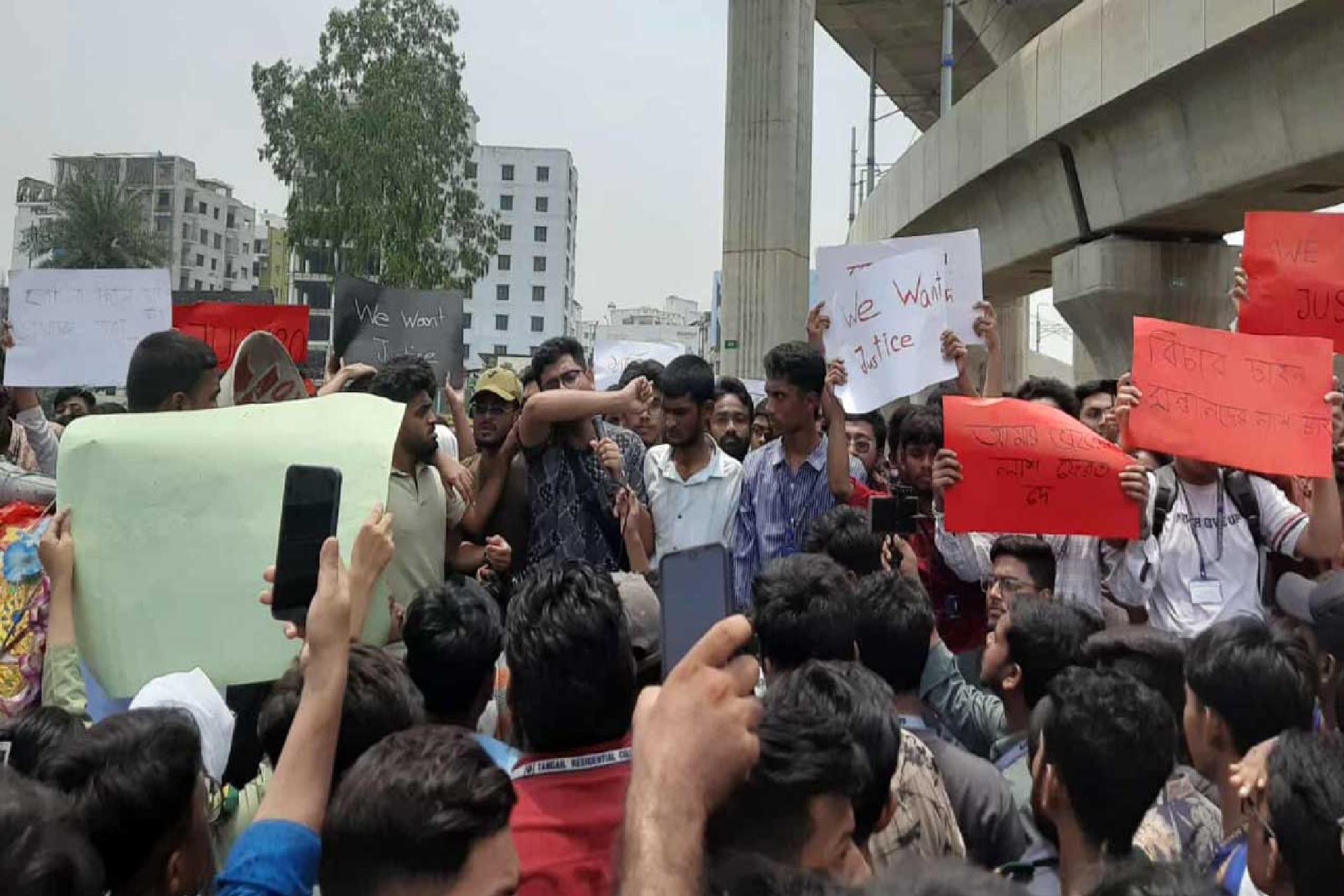 মাইলস্টোনে শিক্ষার্থীদের বিক্ষোভ