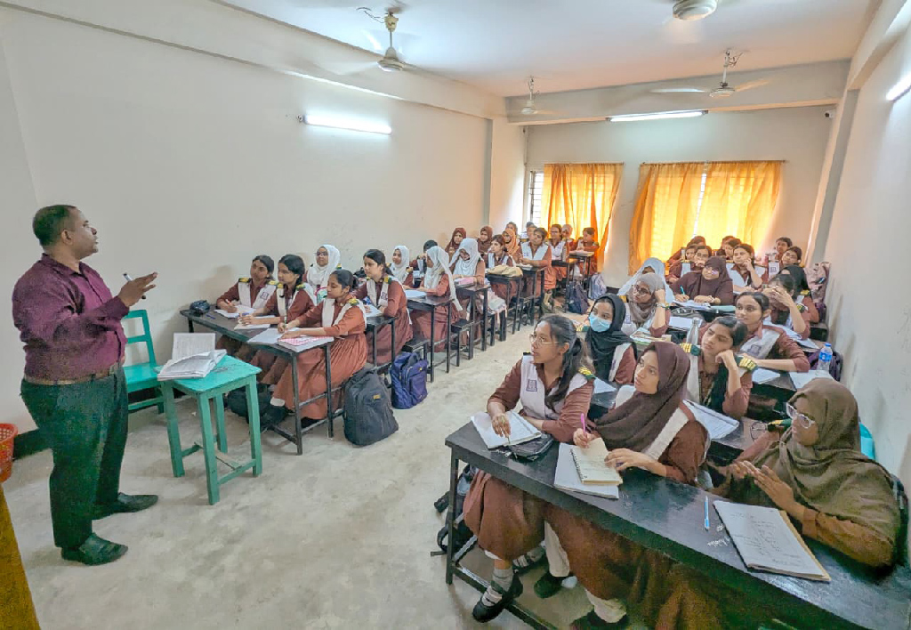বুধবার সকাল সাড়ে ৮টা থেকে মাইলস্টোনে পাঠদান শুরু হয়েছে। ছবি: আজকের পত্রিকা