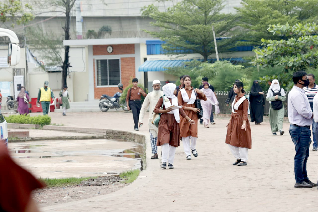 মাইলস্টোনে স্বল্প পরিসরে শুরু হয়েছে পাঠদান