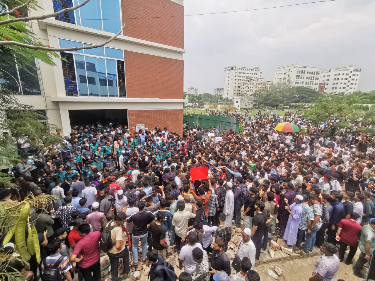 নিহতদের শ্রদ্ধা জানাতে মাইলস্টোন স্কুলে জনস্রোত