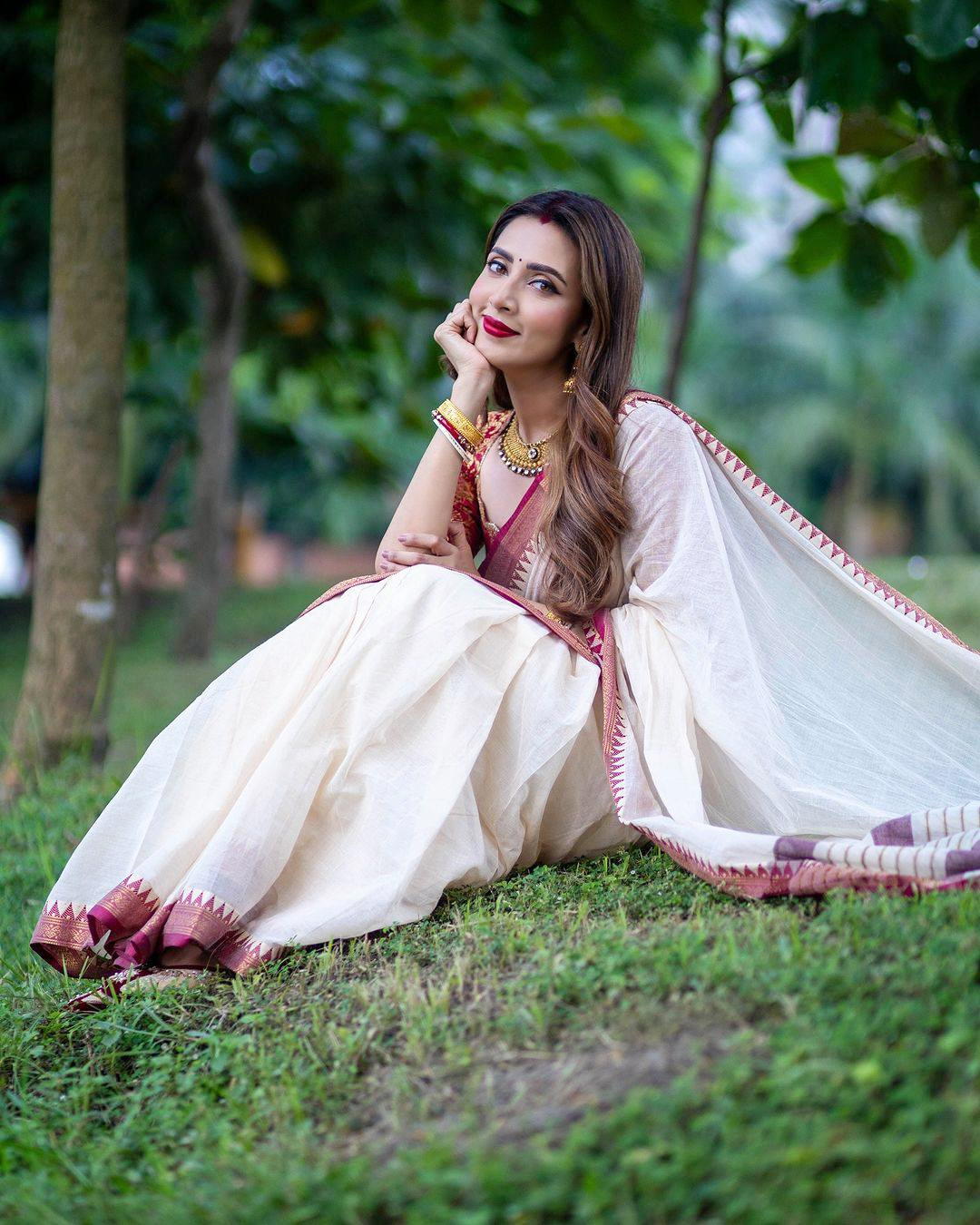 টাঙ্গাইল শাড়িতে অভিনেত্রী বিদ্যা সিনহা মিম। ছবি: ফেসবুক