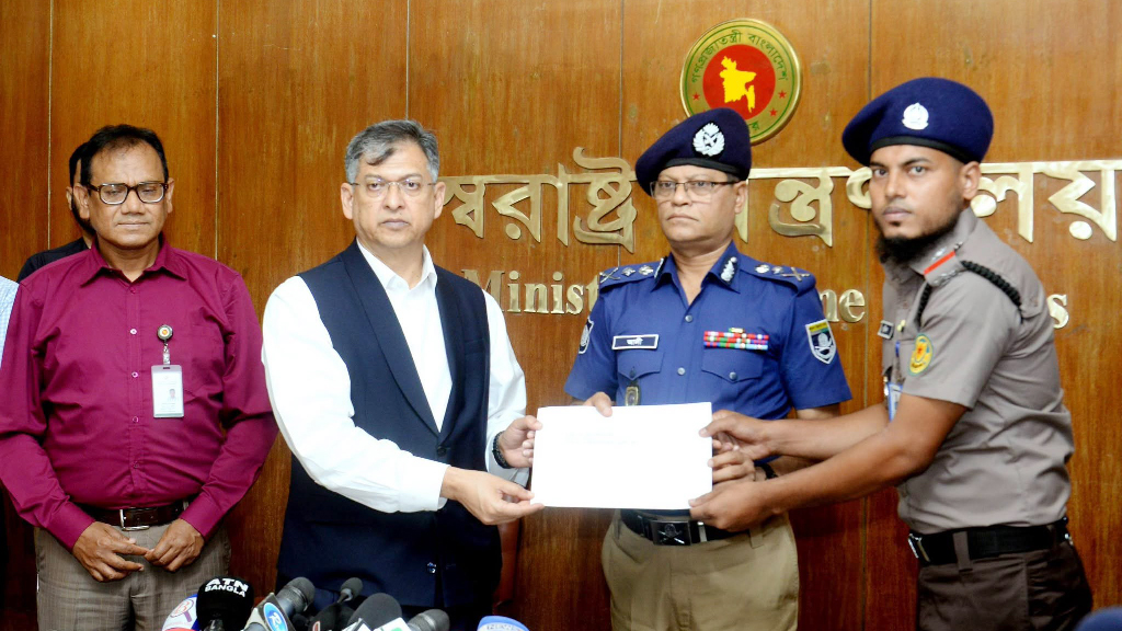 জনবান্ধব পুলিশ গঠনে পুরস্কার ও তিরস্কারের নীতি চালু থাকবে: স্বরাষ্ট্রমন্ত্রী