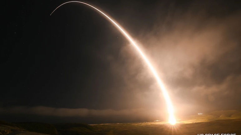 ইরান যুদ্ধের মধ্যেই যুক্তরাষ্ট্রের ‘কেয়ামতের ক্ষেপণাস্ত্র’ পরীক্ষা