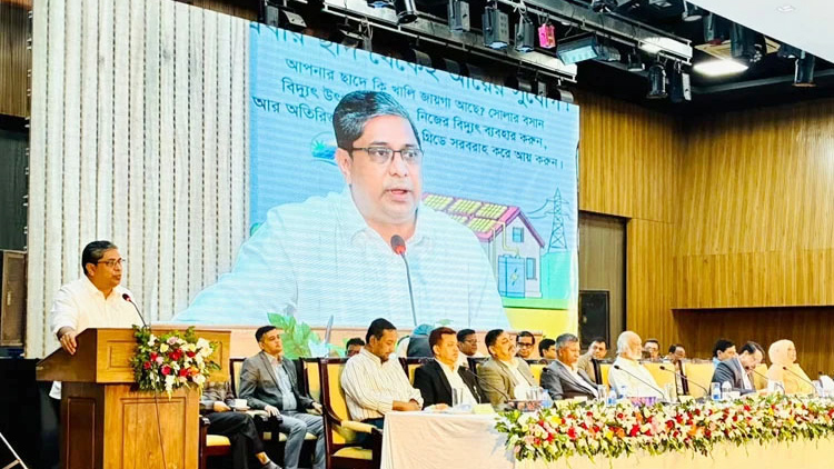 ‘নিজ বাসার ছাদের সৌরবিদ্যুৎ থেকে জাতীয় গ্রিডে ১২শ ইউনিট দিয়েছেন প্রধানমন্ত্রী’