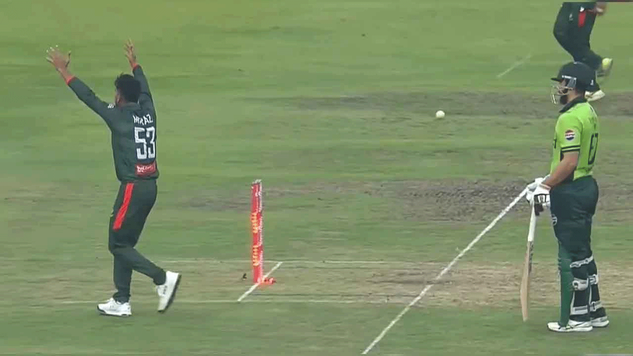 বিতর্কিত রানআউট করে সাবেকদের তোপের মুখে মিরাজ