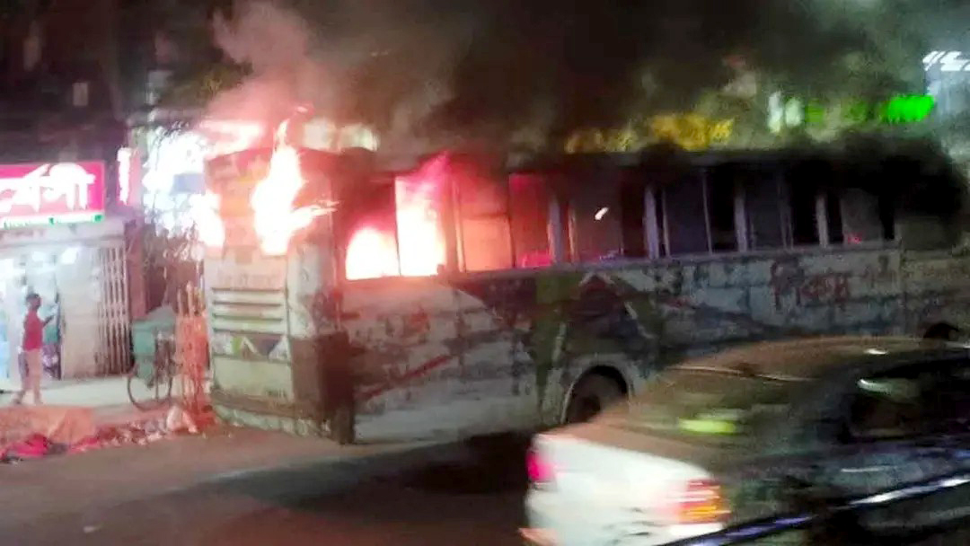 মিরপুরে যাত্রীবাহী বাসে আগুন