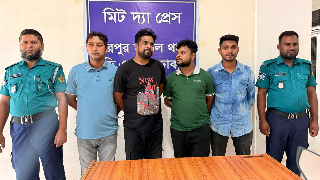 দল বেঁধে রাতে বাসায় ঢুকে বলে, ‘তুই আওয়ামী লীগ করিস, বাঁচতে হলে ২০ লাখ টাকা দে’