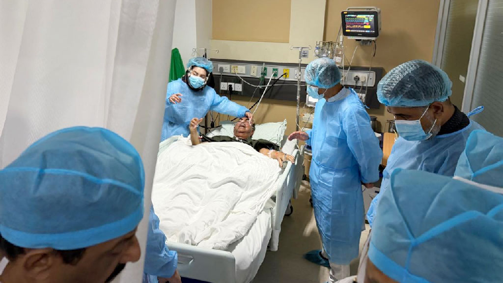 মির্জা আব্বাসকে দেখতে হাসপাতালে প্রধানমন্ত্রী