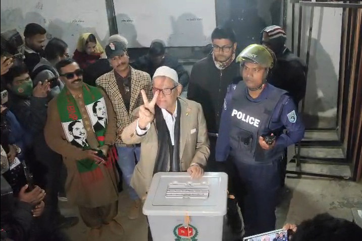 বহুকাঙ্ক্ষিত ভোটগ্রহণ শুরু, ভোর থেকেই ভোট দিতে হাজির ভোটাররা