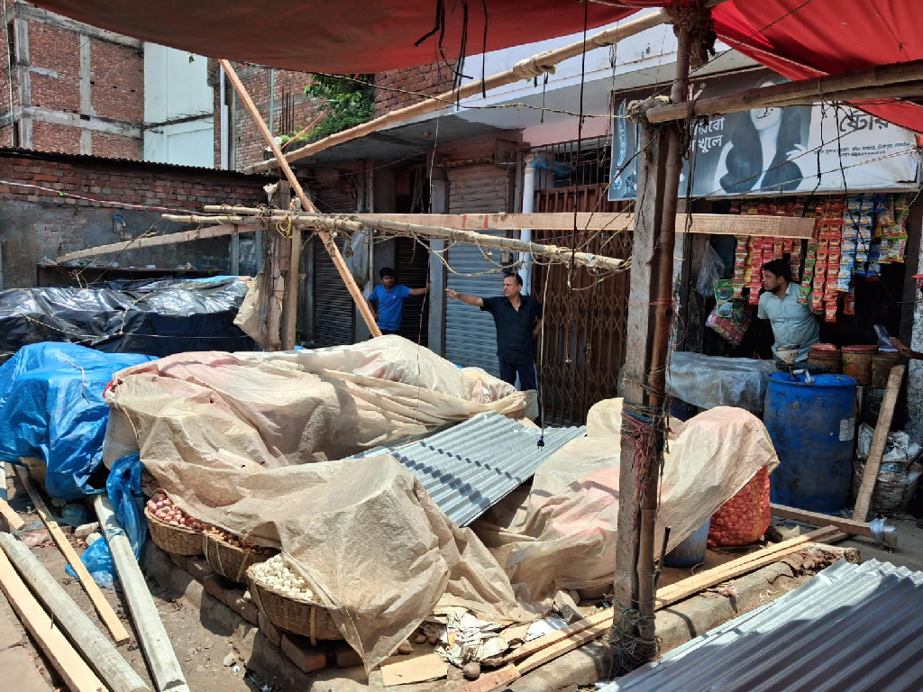 শ্রমিক দল নেতার বিরুদ্ধে কাঁচাবাজারের জমি দখলের অভিযোগ