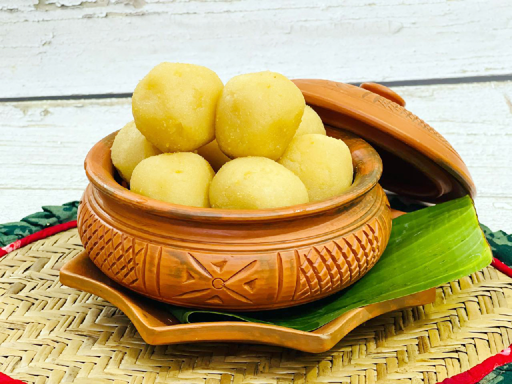 পূজায় মিষ্টিমুখ হবে না? বাড়িতেই তৈরি করুন রসগোল্লা