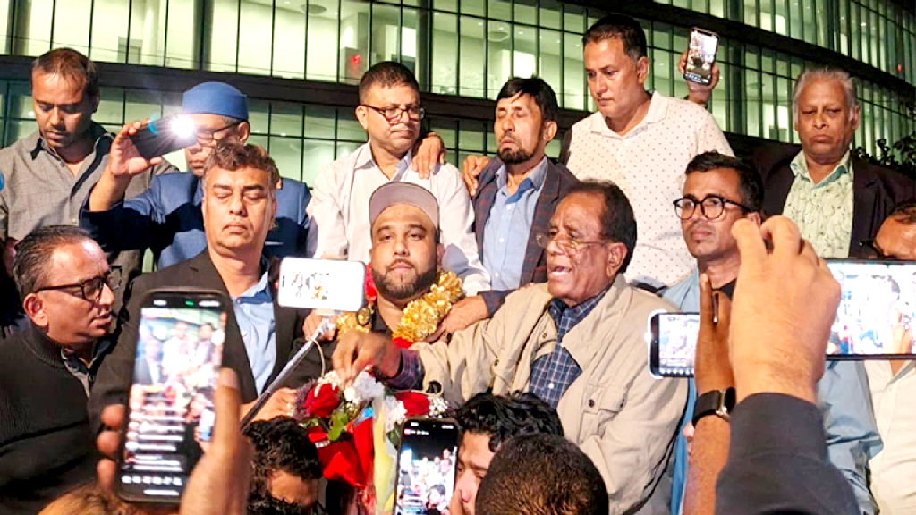 আখতারের ওপর ডিম নিক্ষেপ: গ্রেপ্তার যুবলীগ নেতা জামিনে মুক্ত