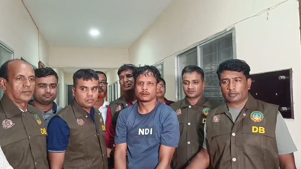 হাতুড়ি দিয়ে দুইটা আঘাত করেছি: কর্মচারীকে হত্যার পর অভিযুক্ত মনু