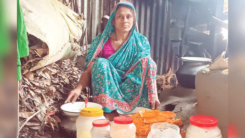 পাঁপড় বিক্রির টাকায় চলে সংসার