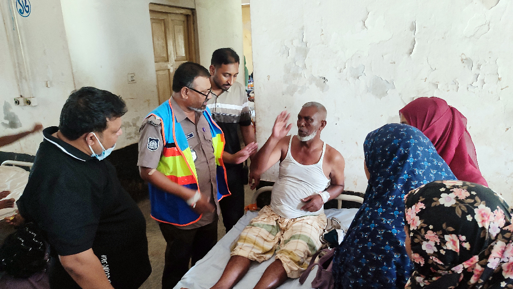 পদ্মা নদীতে নৌ পুলিশকে লক্ষ্য করে সন্ত্রাসীদের গুলিবর্ষণ, ৫ পুলিশসহ আহত ৬