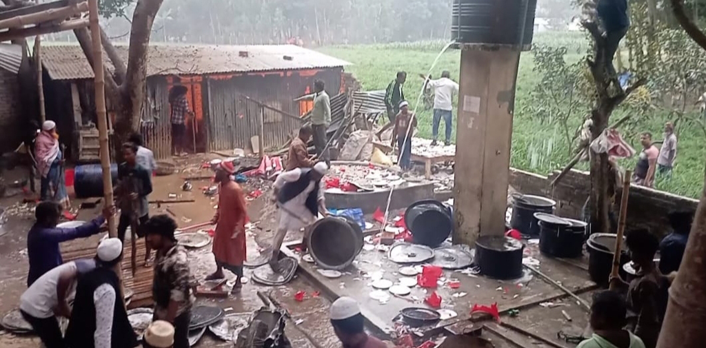 দিনাজপুরের ঘোড়াঘাট উপজেলার বিরাহীমপুর গুচ্ছগ্রামে মাজারে হামলা চালিয়ে ভাঙচুর ও অগ্নিসংযোগ করা হয়। ছবি: আজকের পত্রিকা