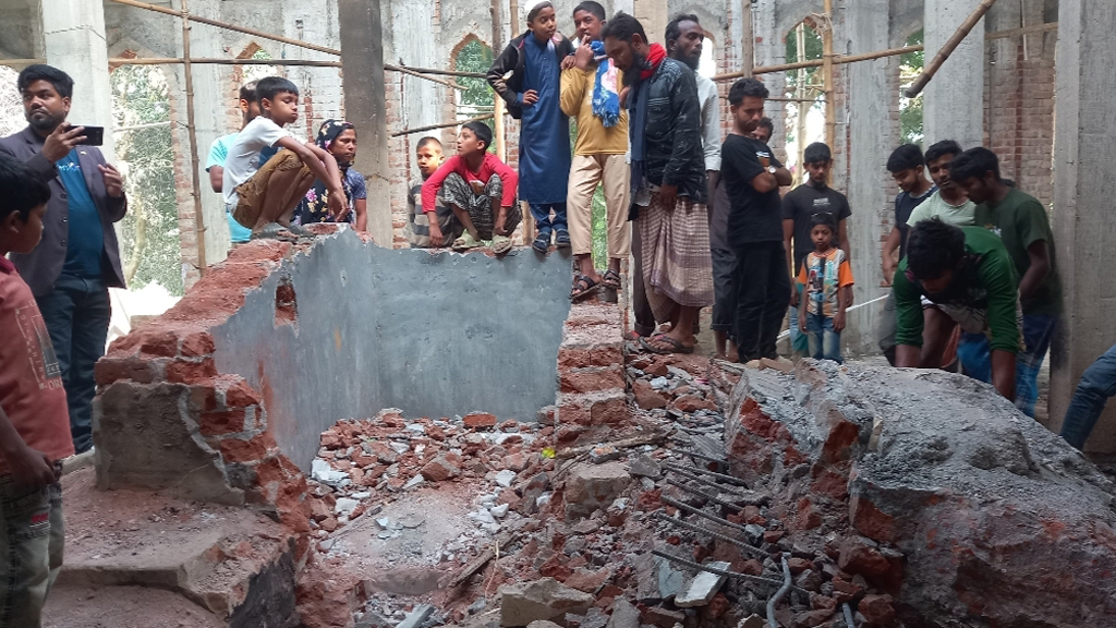 দিনাজপুরের ঘোড়াঘাট উপজেলার বিরাহীমপুর গুচ্ছগ্রামে মাজারে হামলা চালিয়ে ভাঙচুর ও অগ্নিসংযোগ করা হয়। ছবি: আজকের পত্রিকা