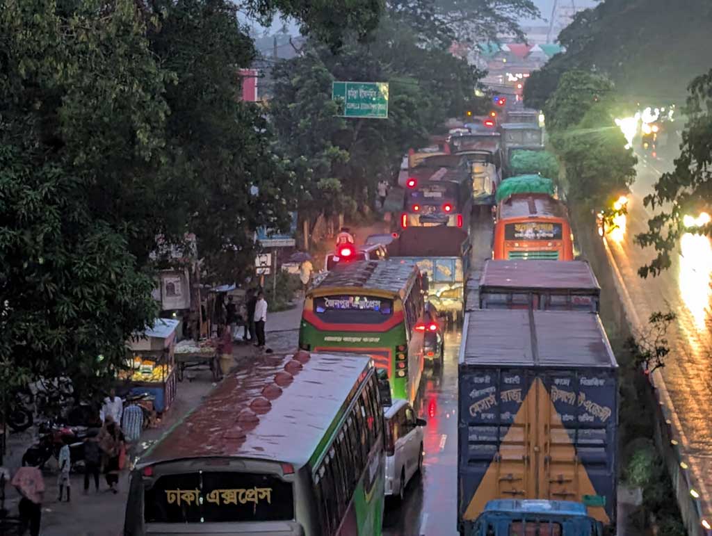 ঝড়ে গাছ উপড়ে পড়ে ঢাকা-চট্টগ্রাম মহাসড়কে ১৩ কিলোমিটার যানজট