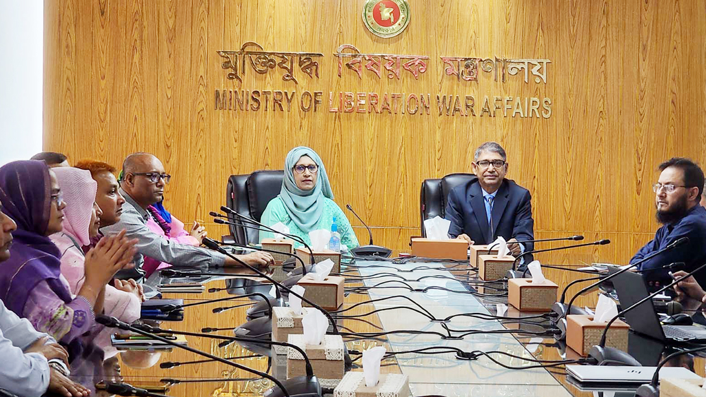 মন্ত্রণালয়ে এসে ফুলেল শুভেচ্ছা নিলেন না নবনিযুক্ত মুক্তিযুদ্ধমন্ত্রী