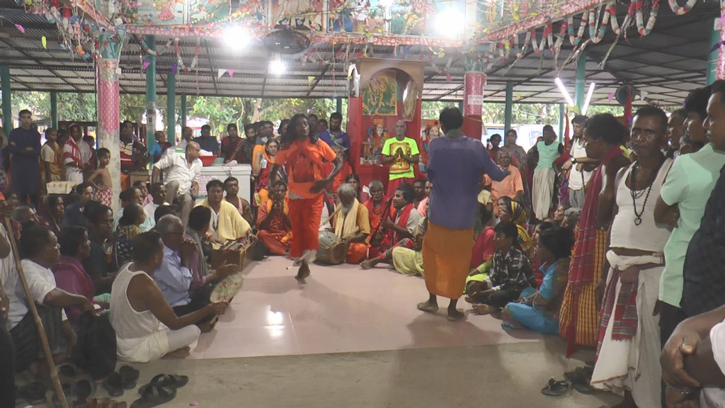 রাজৈরের শত বছরের ঐতিহ্যবাহী কুম্ভমেলা শুরু: ভক্ত-সাধুসন্তদের সমাগমে মুখর হচ্ছে মেলা প্রাঙ্গণ
