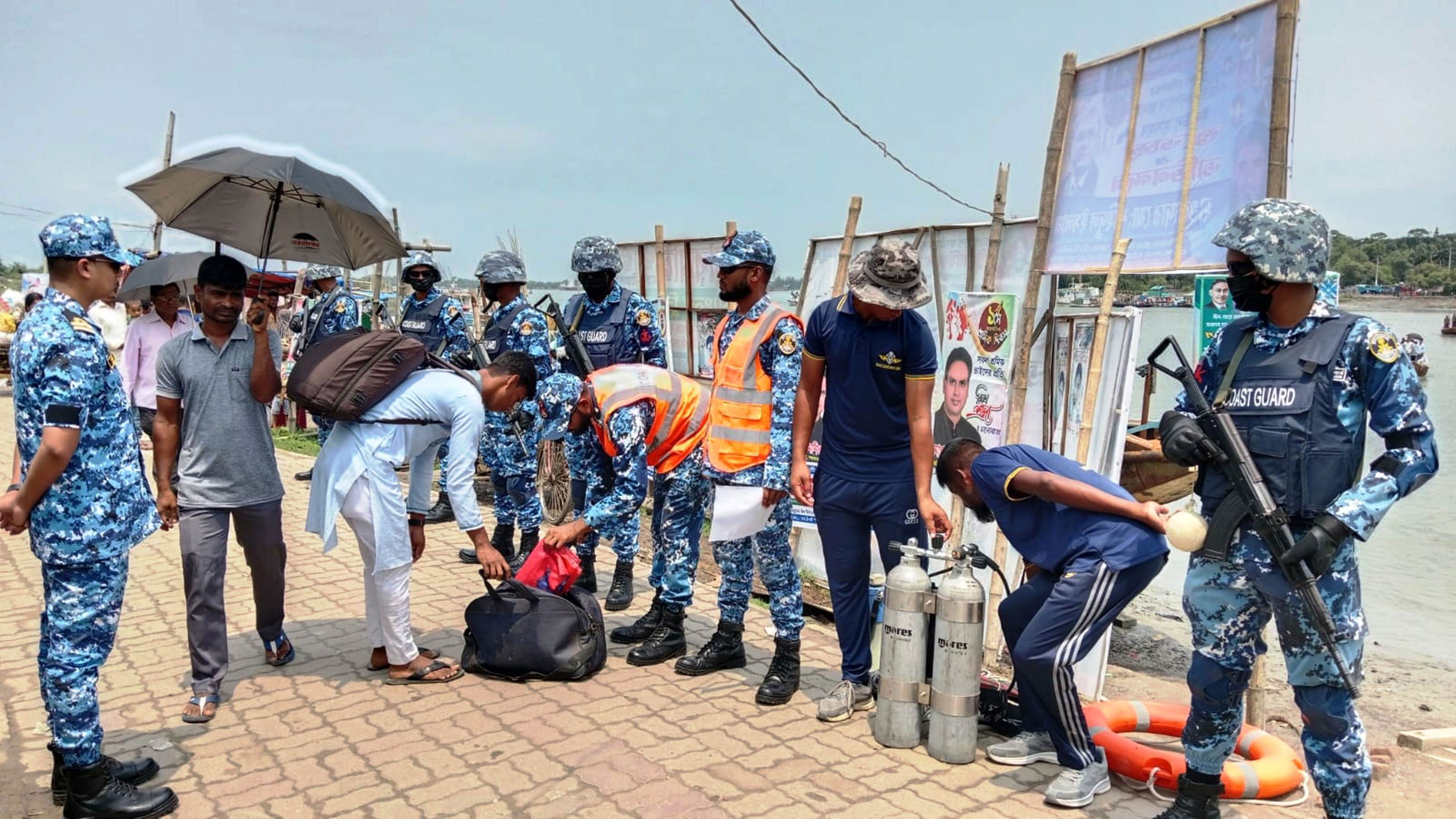 মোংলা নৌপথের নিরাপত্তায় কোস্ট গার্ডের লিফলেট বিতরণ