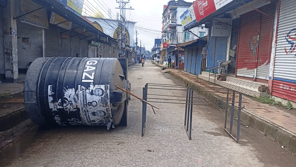 অবরোধে মোংলা বন্দরের পণ্য পরিবহন বন্ধ