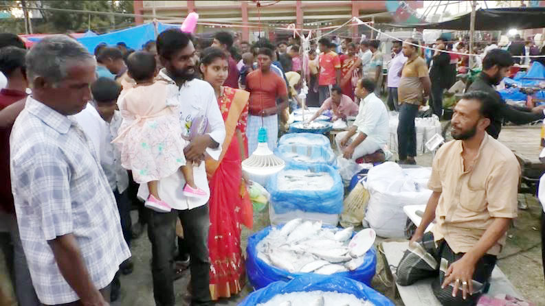 টুঙ্গিপাড়ায় বসেছে ঐতিহ্যবাহী ‘জামাই মেলা’