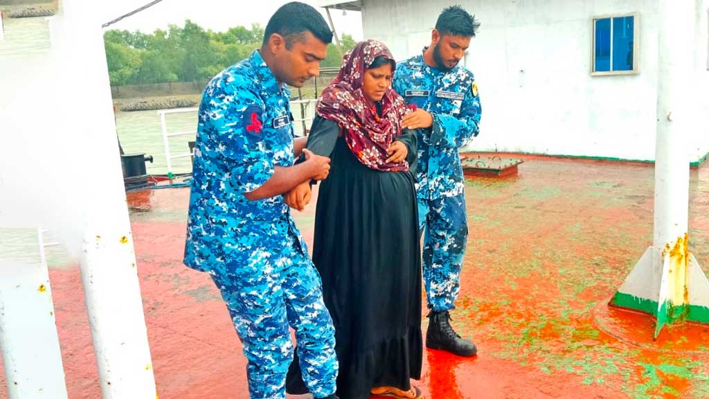 প্রতিকূল আবহাওয়ায় অন্তঃসত্ত্বা নারীর পাশে কোস্ট গার্ড, পৃথিবীর আলো দেখল নবজাতক