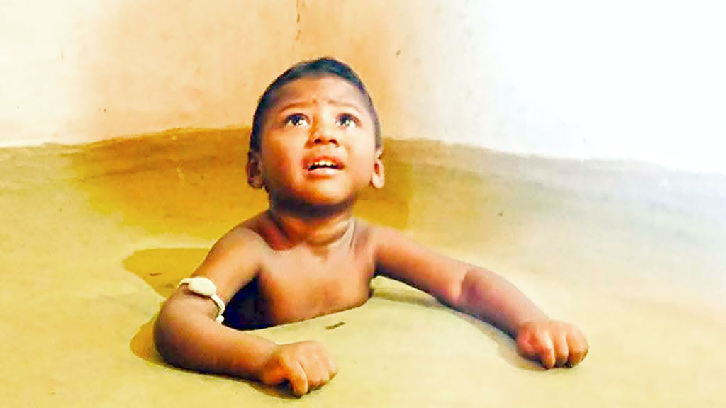 মাটির গর্তে আটকা থাকে প্রতিবন্ধী শিশুটি