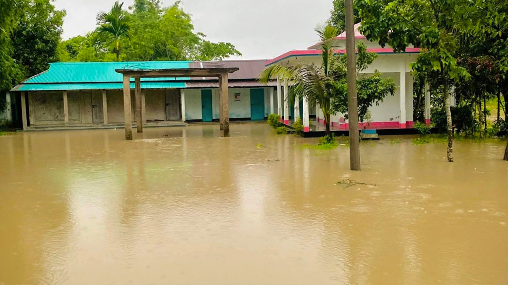 মৌলভীবাজারে বৃষ্টি ও ঢলে পানিবন্দী ৫ শতাধিক পরিবার