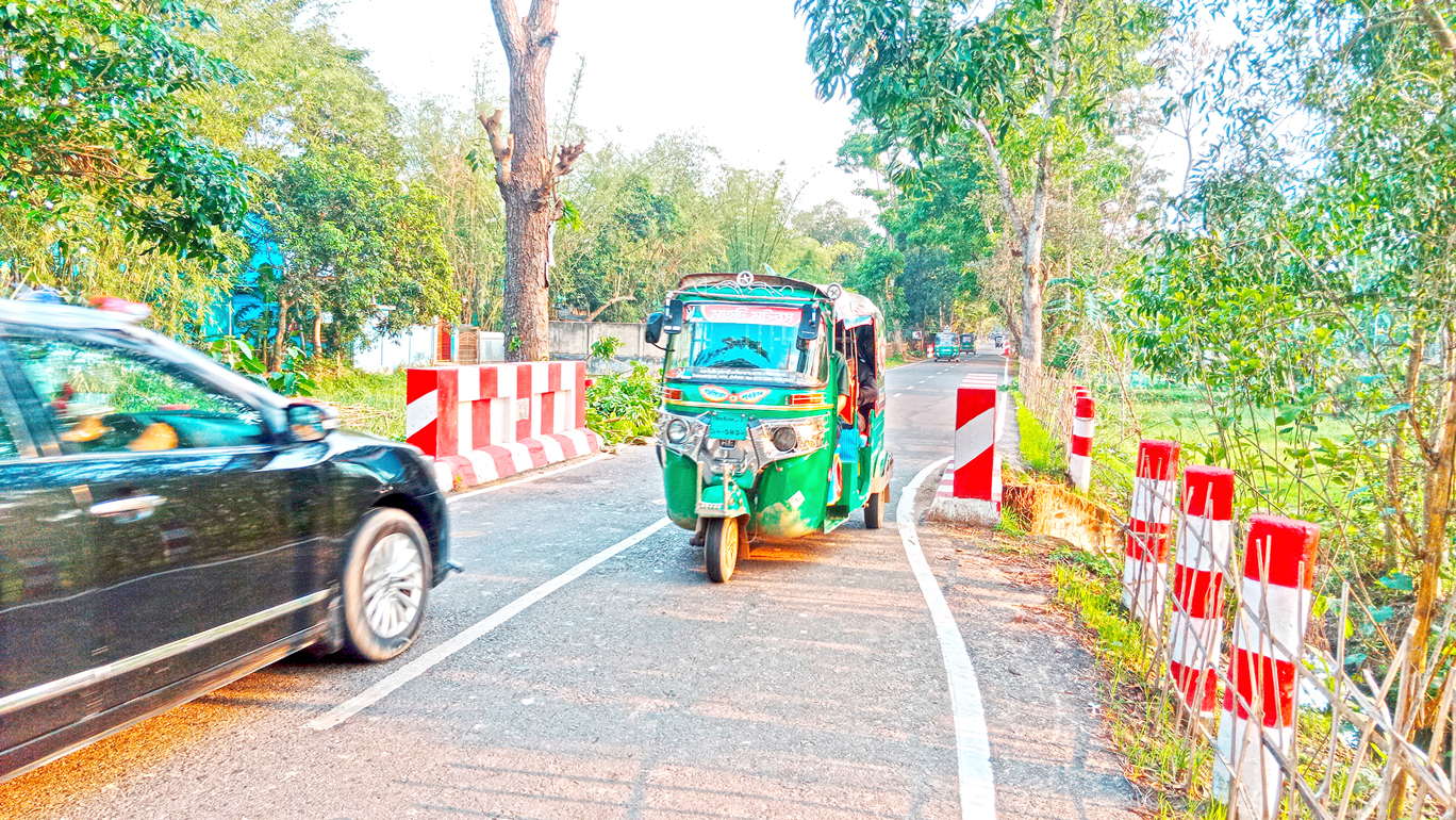 কমলগঞ্জ-আদমপুর সড়ক: ১৮ ফুট চওড়া সড়কে ১০ ফুট প্রস্থ কালভার্ট