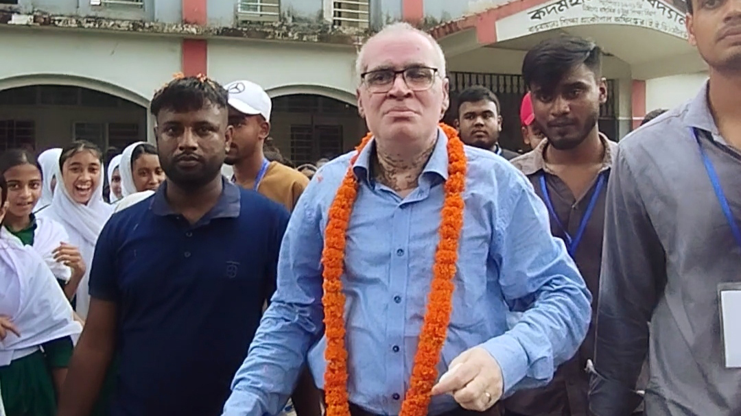 ঘোড়ার গাড়িতে রাজকীয় বিদায়, ভালোবাসায় সিক্ত প্রিয় শিক্ষক