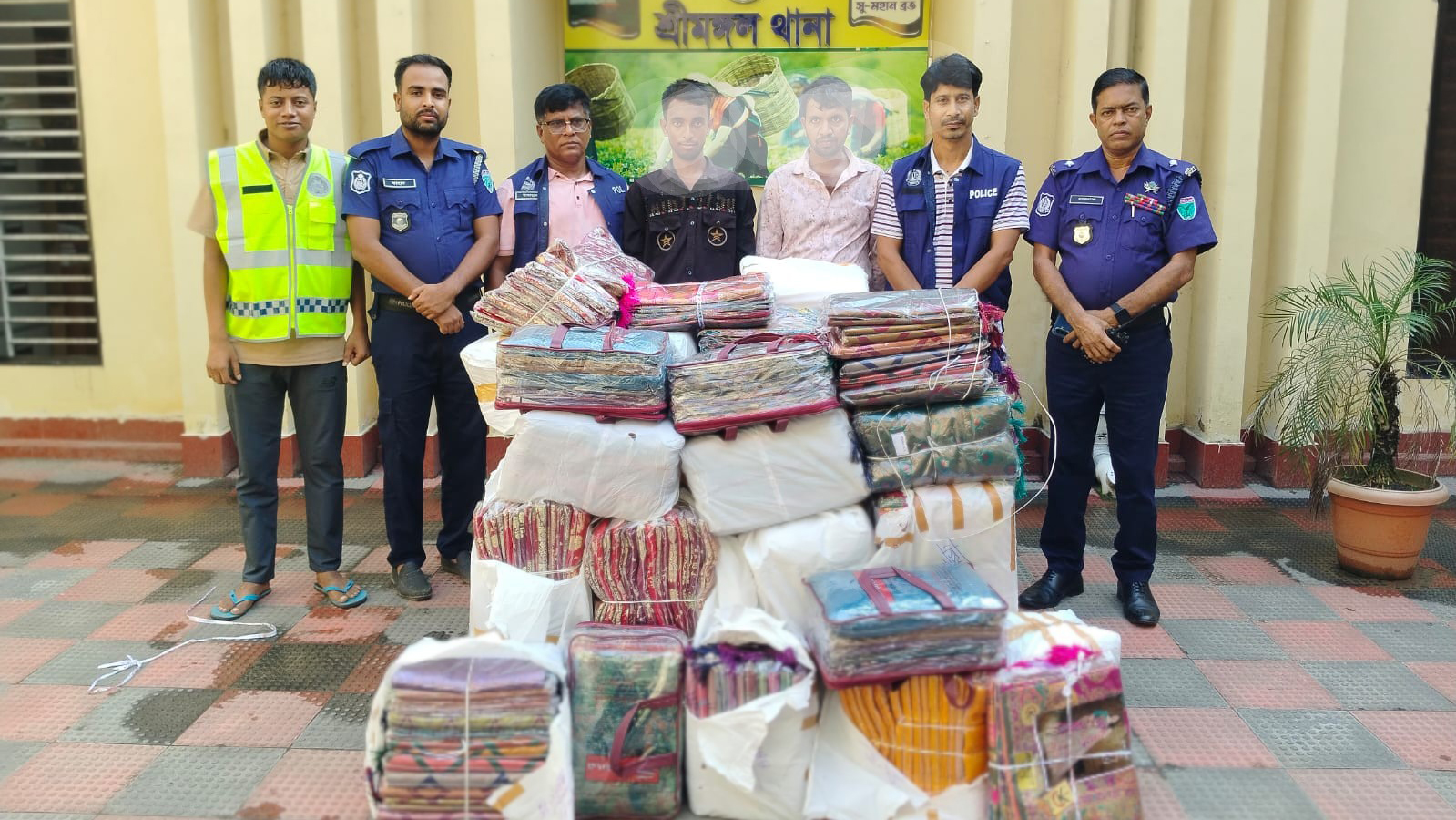 শ্রীমঙ্গলে সাড়ে ১৩ লাখ টাকা মূল্যের ভারতীয় শাড়ি জব্দ, ২ জন আটক