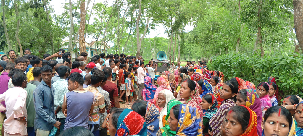 চা পাতা চুরিতে বাধা দেওয়ায় পাহারাদারের ওপর হামলা, প্রতিবাদে বিক্ষোভ শ্রমিকদের