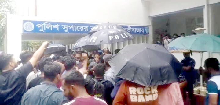 স্বেচ্ছাসেবক লীগ নেতার জামিন, ডিসি-এসপি অফিস ঘেরাও বৈষম্যবিরোধীদের